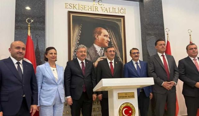Cumhurbaşkanı Yardımcısı Cevdet Yılmaz Eskişehir Valiliği’ni ziyaret etti
