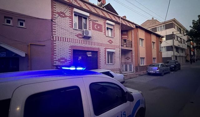 Eskişehir’de kötü kokuların geldiği evden ölüsü çıktı!