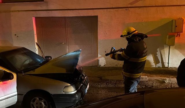 Eskişehir'de otomobilin motoru alevlere teslim oldu