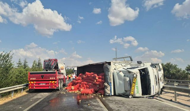 Eskişehir yolunda kontrolden çıkan tır devrildi: Tonlarca soğan yola saçıldı!