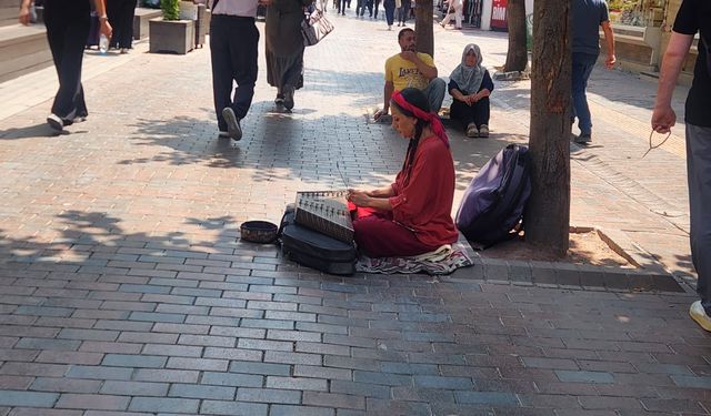 Sokak müzisyenleri kente renk katıyor