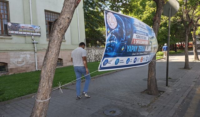 Ağaçlara pankart asılması tepki çekti