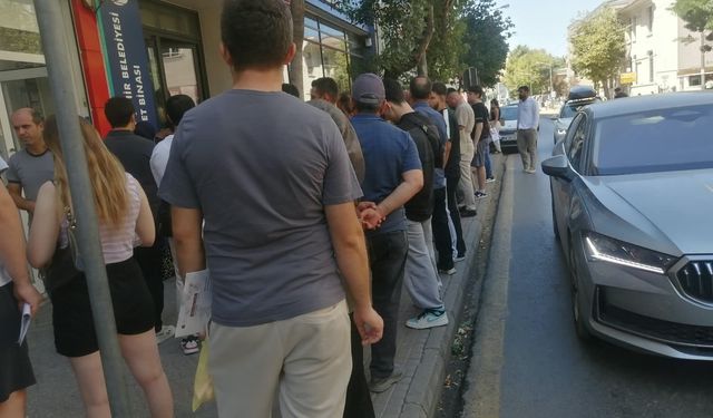 Eskişehir’de nüfus kuyruğu ana caddeye taştı: Canlarını tehlikeye attılar