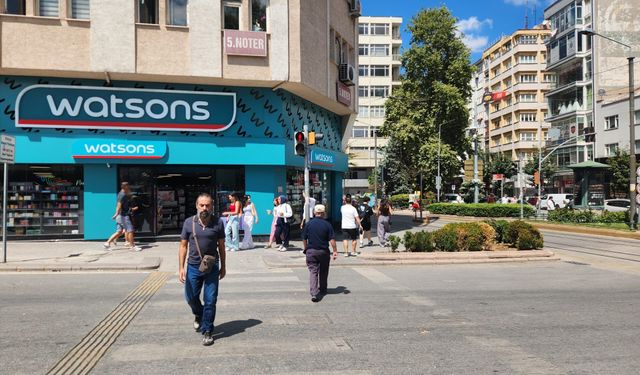 Eskişehir’de kırmızı ışıkta geçen yayalar tehlike saçıyor