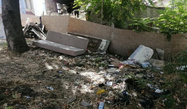 Eskişehir'de yeşil alanı çöplüğe çevirdiler!