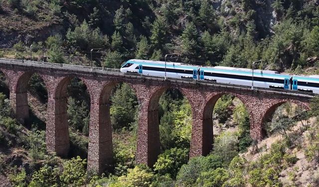 Türkiye’nin milli hızlı treni Eskişehir’de hattında 250 kilometre hıza ulaştı