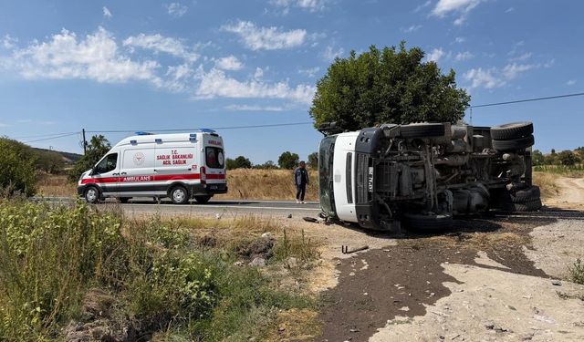 Kütahya’da kum yüklü kamyon devrildi