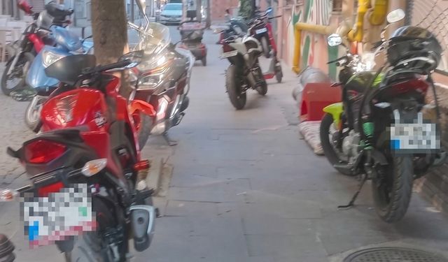 Eskişehir’de kaldırımlar motosikletlere kaldı: Yayalar yola indi