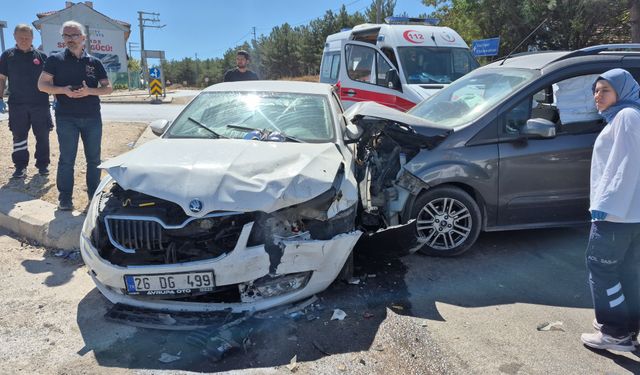 Eskişehir'de iki araç birbirine girdi: 3'ü çocuk 7 yaralı