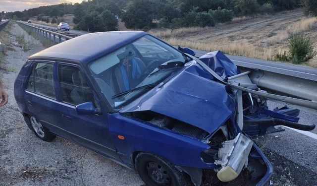 Bilecik’te kontrolden çıkan otomobil refüje çarptı: 7 yaralı