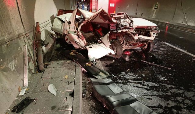 Bilecik’te feci kaza! Traktöre arkadan çarpan otomobil hurdaya döndü
