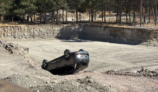 Eskişehir’de geri manevra yapan araç inşaatın temeline düştü