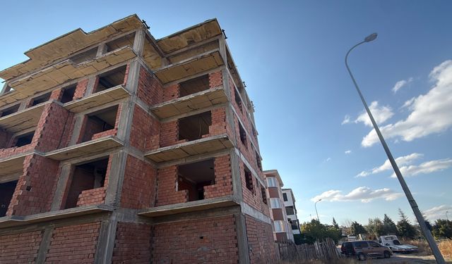 Eskişehir’de inşaatın 4’üncü katından düşen adam ağır yaralandı!