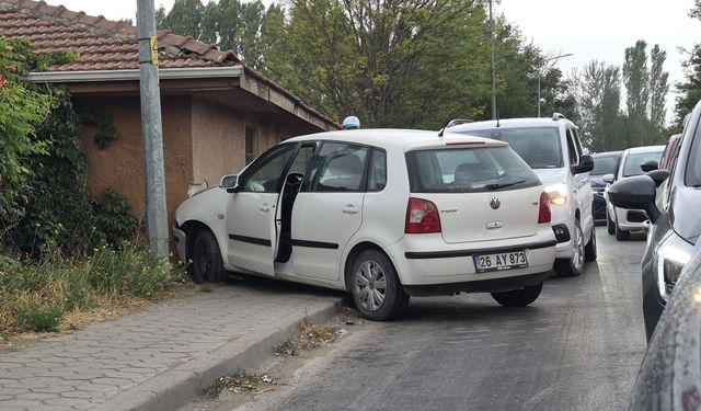 Eskişehir’de kontrolden çıkan otomobil duvara çarptı