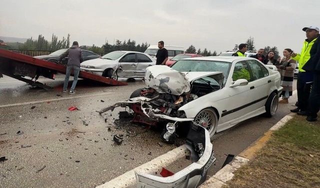 Eskişehir’de yağmur sonrası zincirleme kaza: 7 araç birbirine girdi!