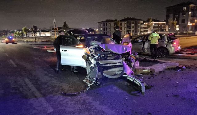 Eskişehir’de feci kaza! 2 araç hurdaya döndü, 3 yaralı