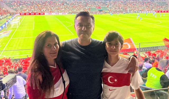 Nebi Hatipoğlu milli maç heyecanını ailesiyle tribünde yaşadı