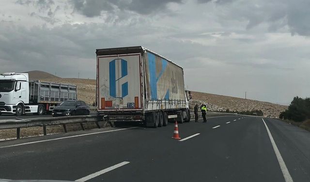 Eskişehir çevre yolunda kaza: Tır bariyerlere çarptı