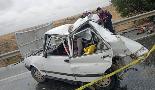 Eskişehir'de yolunda tır otomobili biçti: 2 ölü!