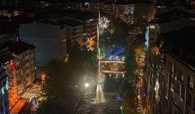 Eskişehir’in ortasından dünya kültürleri geçti: Porsuk’taki gece böyle görüntülendi
