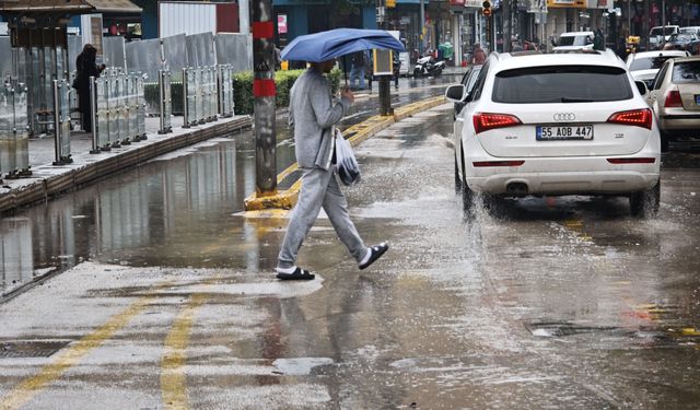 Eskişehir’de 15 dakika yağması yetti: Yollar su altında kaldı