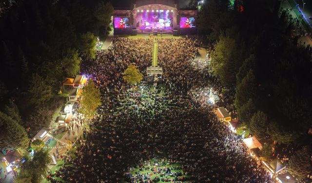 'Pinhani' Eskişehir'de: Ünlü gitarist performansıyla büyüledi