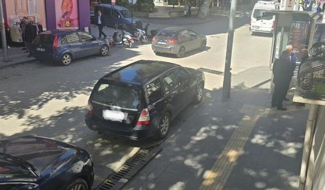 Bilecik’te minibüs durağına park etti, tepki çekti!