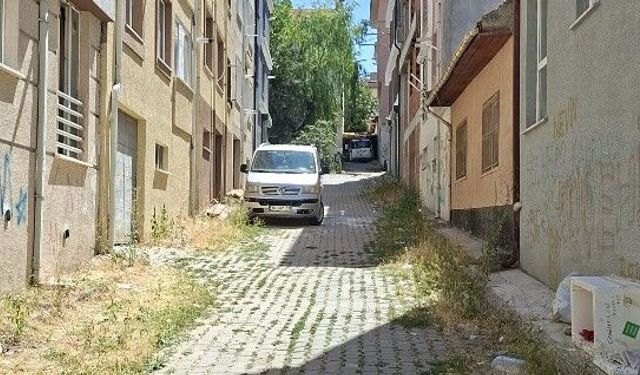 Eskişehir'de ara yola park geçişi zorlaştırıyor
