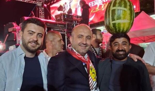 Kafasında karpuzla konsere geldi: Ünlü isimle fotoğraf çektirdi