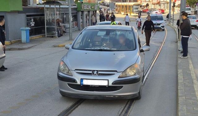 Eskişehir'de tramvay seferlerini aksatan kaza!
