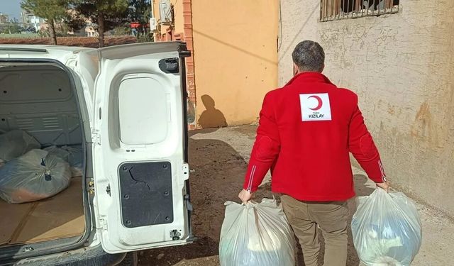 Kızılay gönüllüleri Eskişehir’de ihtiyaç sahiplerinin kapısını çalıyor