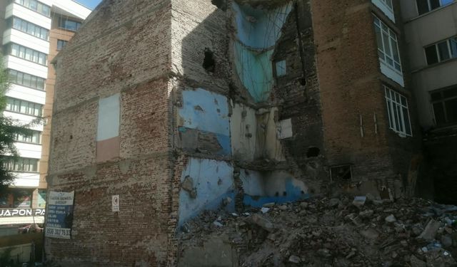 Eskişehir'de boşaltılan binalar tehlike saçıyor
