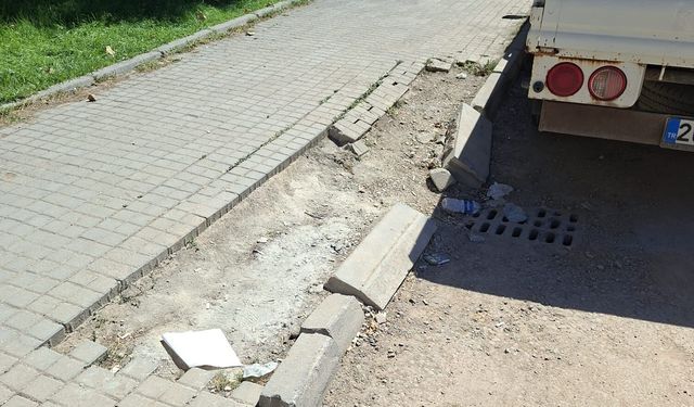 Eskişehir’de pazar yeri önündeki kaldırım alarm veriyor