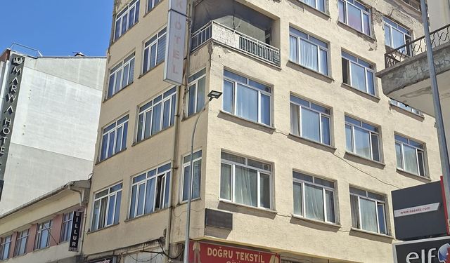 Eskişehir’de iş yerlerinin üzerindeki bina tehlike saçıyor