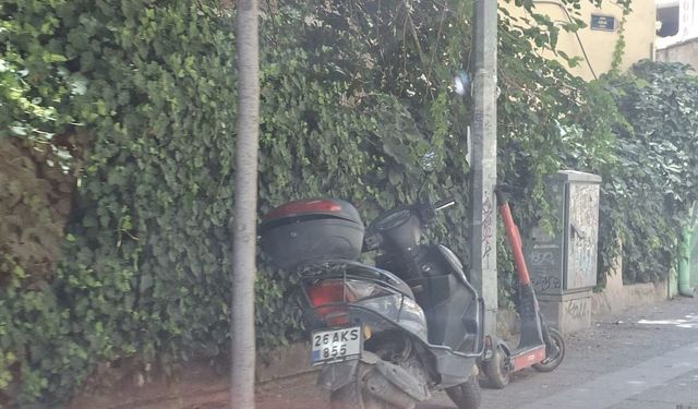 Eskişehir’de kaldırımlar yine araçlara kaldı