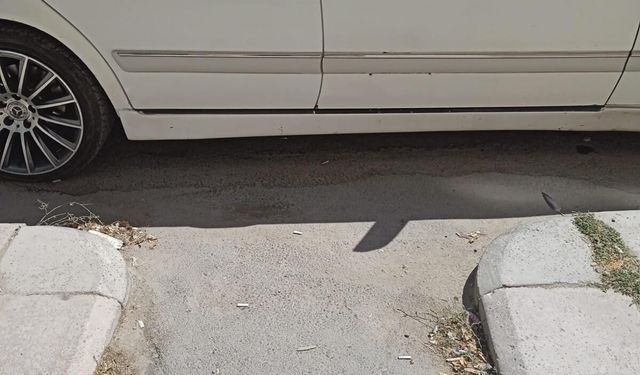 Eskişehir'de engelli rampasına park etti, geçişi tamamen kapattı