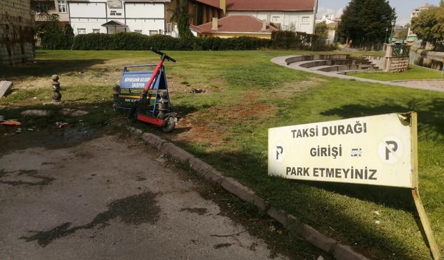 Eskişehir'de tepki çeken görüntü: Uyarı levhalarını söktüler