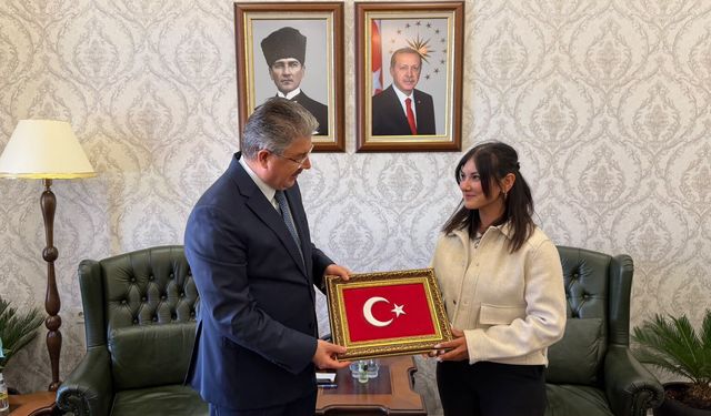 Yerde gördüğü Türk Bayrağı’nı alan kuryeye Vali Yılmaz’dan hediye