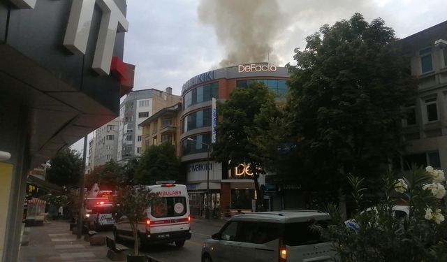Eskişehir’in işlek caddesinde korkutan yangın: Çatı alevlere teslim oldu!