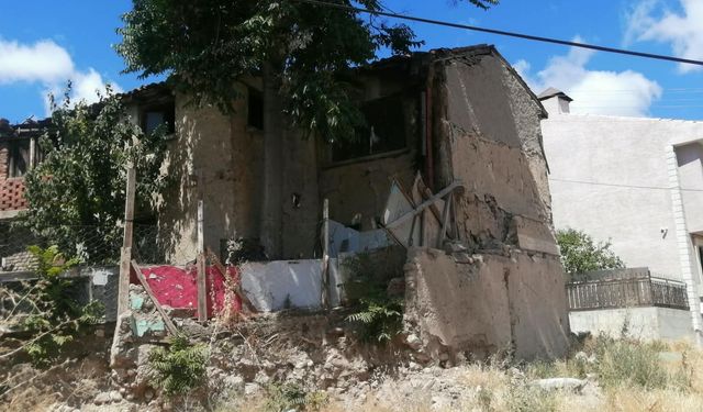 Odunpazarı’nda korkutan görüntü: Binalar ayakta zor duruyor
