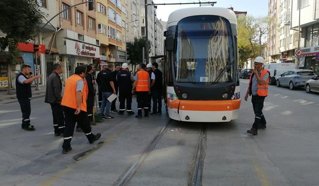 Eskişehri'de tramvay otobüse çarptı: Ulaşım 1 saat aksadı