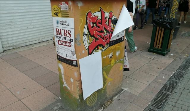 Eskişehir’in merkezinde görüntü kirliliği: Her yer afiş oldu
