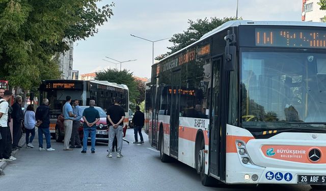 Eskişehir’de öğle trafiğini kilitleyen kaza!