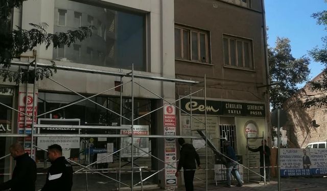 Eskişehir’de iki hasarlı bina için yıkım çalışması