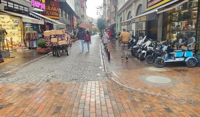 Eskişehir’de mağazaların kaldırım işgali yaya geçişini zorlaştırıyor