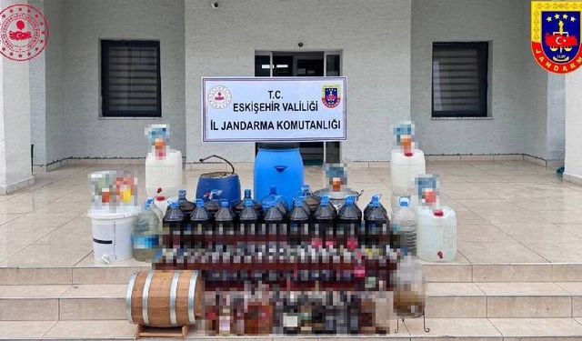 Eskişehir'deki evden çıkanlar şaşırttı: Yüzlerce kaçak alkol şişesi bulundu!