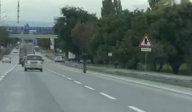 Eskişehir'de çevre yolunda akılalmaz scooter sürüşü!