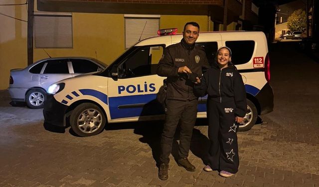 Yerde bulduğu para dolu cüzdanı polise verdi! Küçük Eslem’e 500 TL’lik hediye çeki