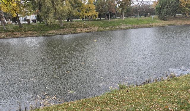 Meteoroloji uyarmıştı:  Sağanak yağış sokakları boş bıraktı!