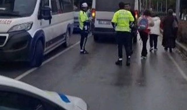 Kütahya’da servis sürücüsü polisten kaçtı! 5 öğrenci araçta kaldı